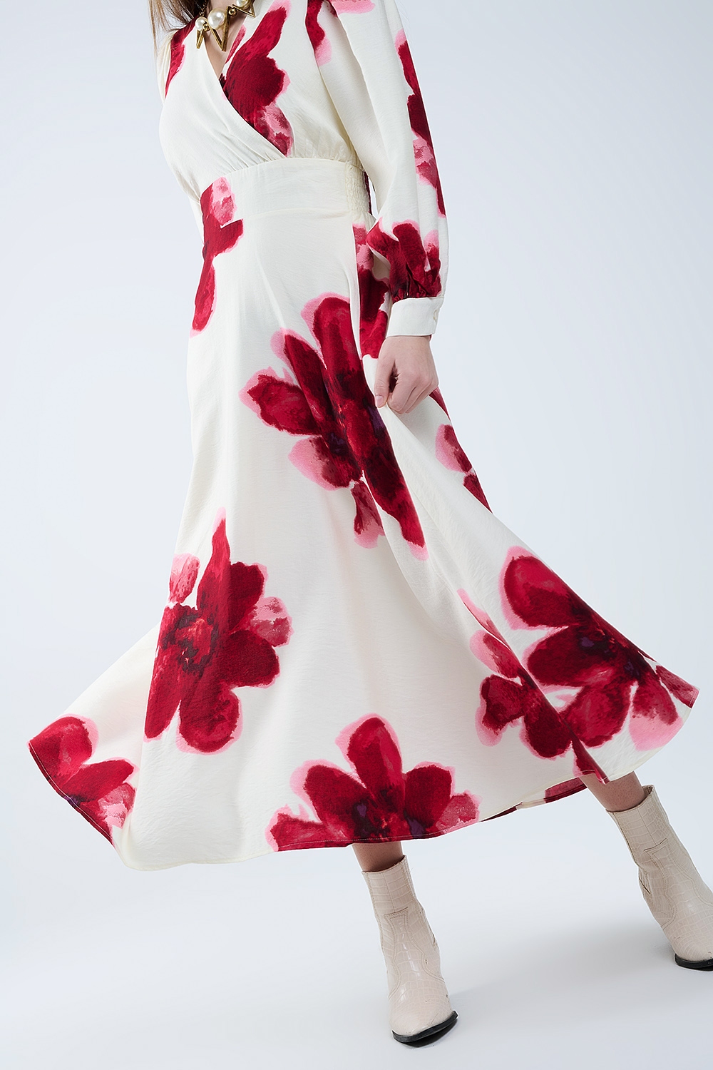 Vestido midi cruzado beige con estampado floral tropical rojo y mangas largas Vestido midi cruzado beige con estampado floral tropical rojo y mangas largas