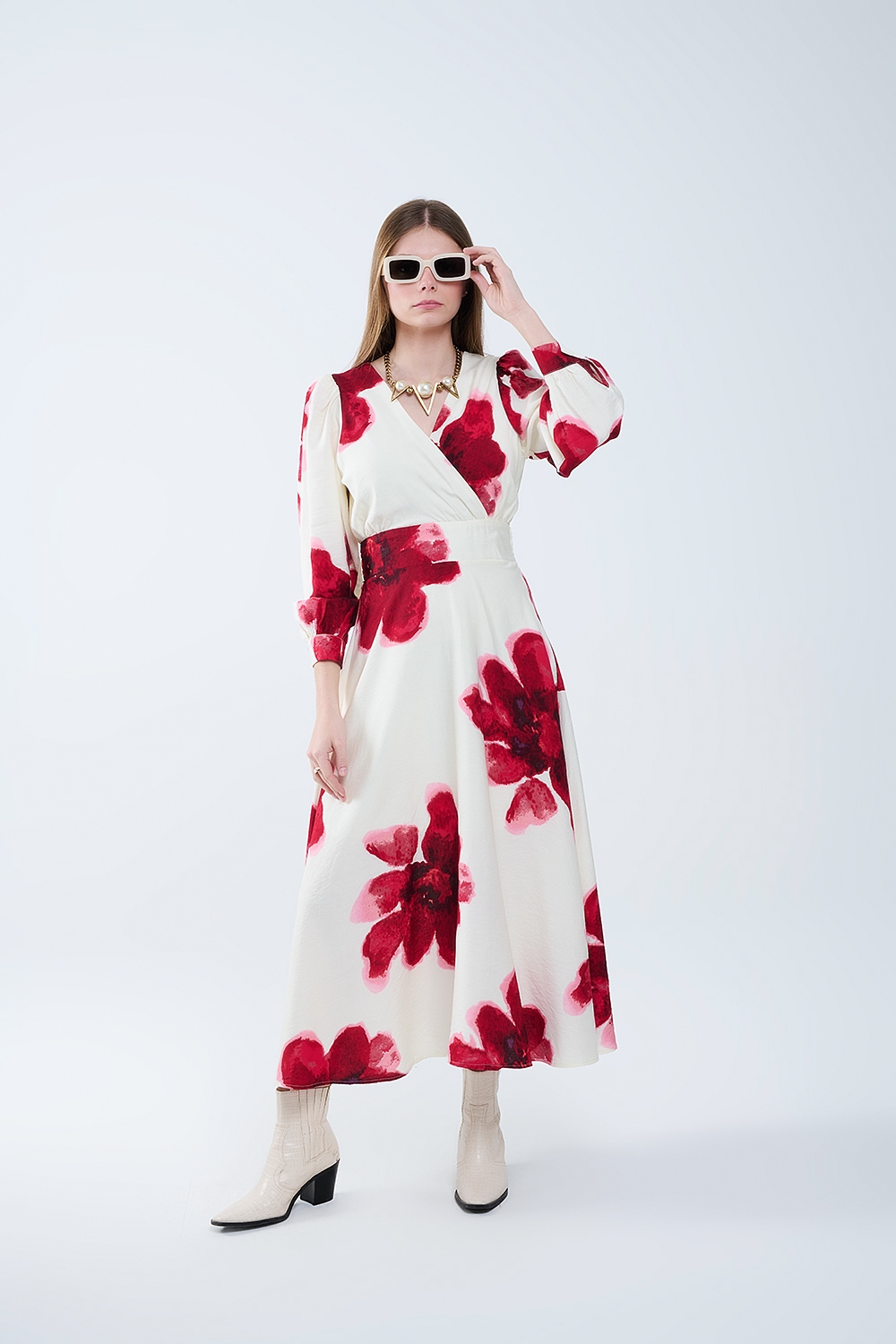 Vestido midi cruzado beige con estampado floral tropical rojo y mangas largas Vestido midi cruzado beige con estampado floral tropical rojo y mangas largas