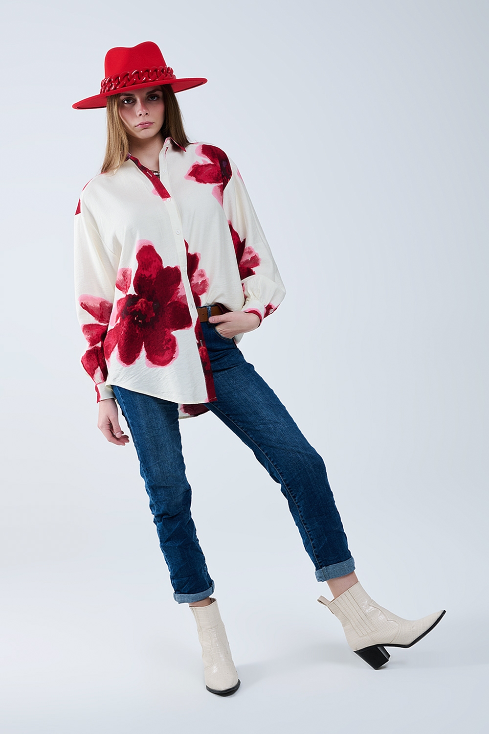 Camisa relajada en beige con estampado de flores tropicales en rojo Camisa relajada en beige con estampado de flores tropicales en rojo