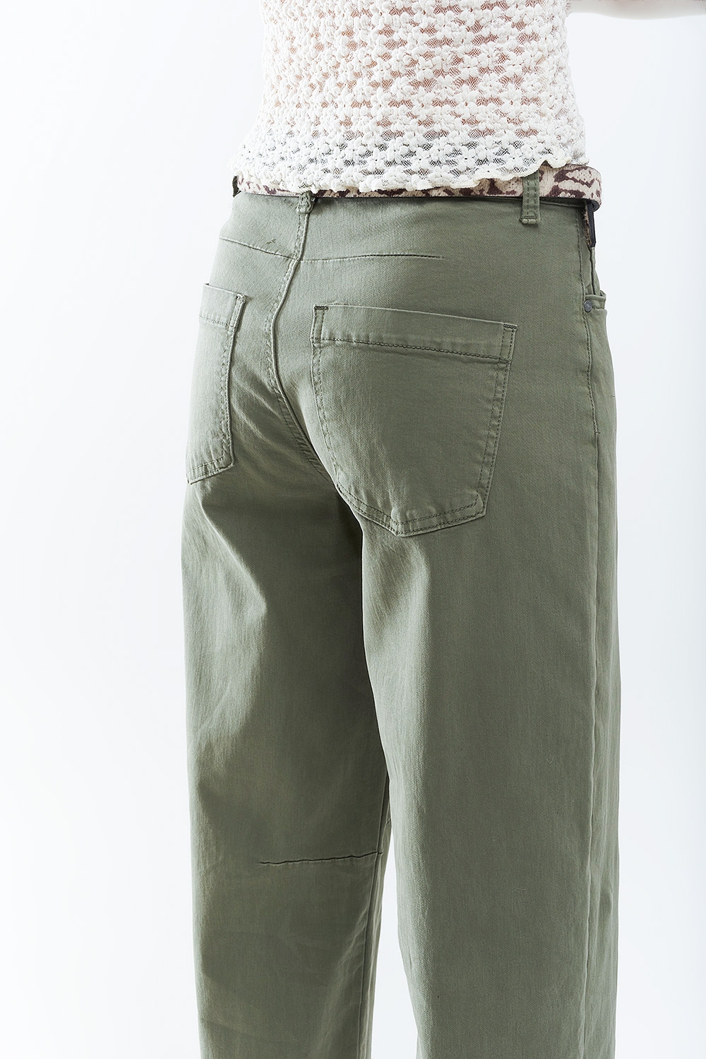 Pantalones rectos hasta el tobillo en caqui con detalle de costura en la rodilla Pantalones rectos hasta el tobillo en caqui con detalle de costura en la rodilla