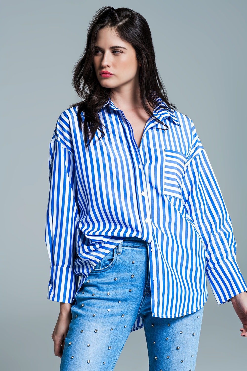 Blusa blanca oversize con rayas verticales en azul y bolsillo en el pecho