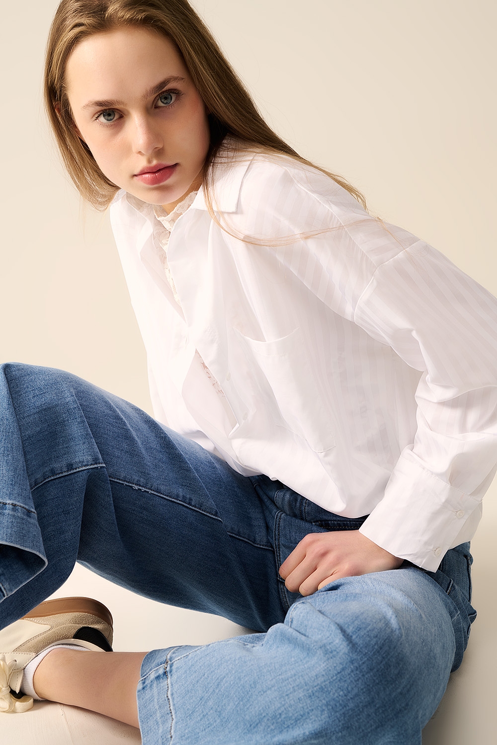 Blusa blanca a rayas relajada