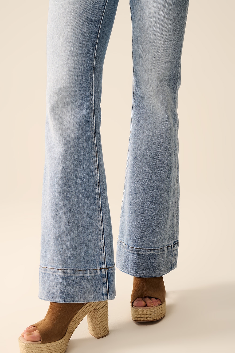 jeans acampanados de lavado claro hechos de denim de alta calidad