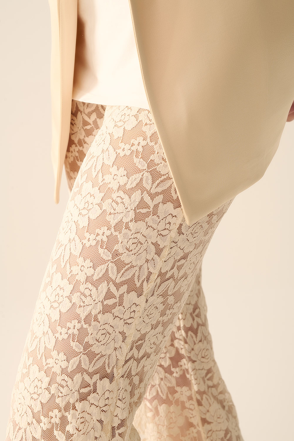 Pantalones acampanados crema en encaje floral