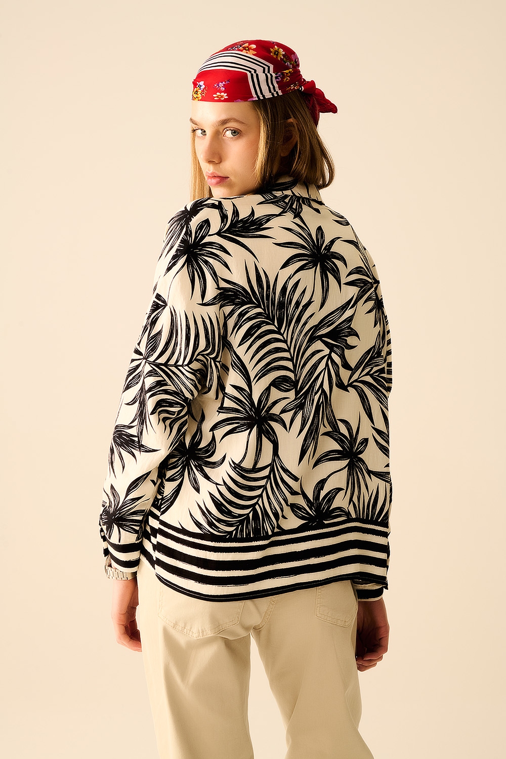 Blusa Relajada con Motivo Tropical en Blanco y Negro