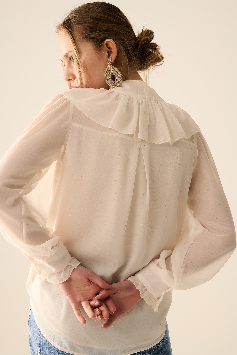 Camisa de gasa beige con detalle de lazo