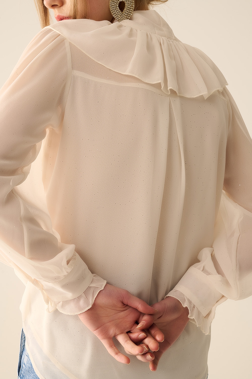 Camisa de gasa beige con detalle de lazo