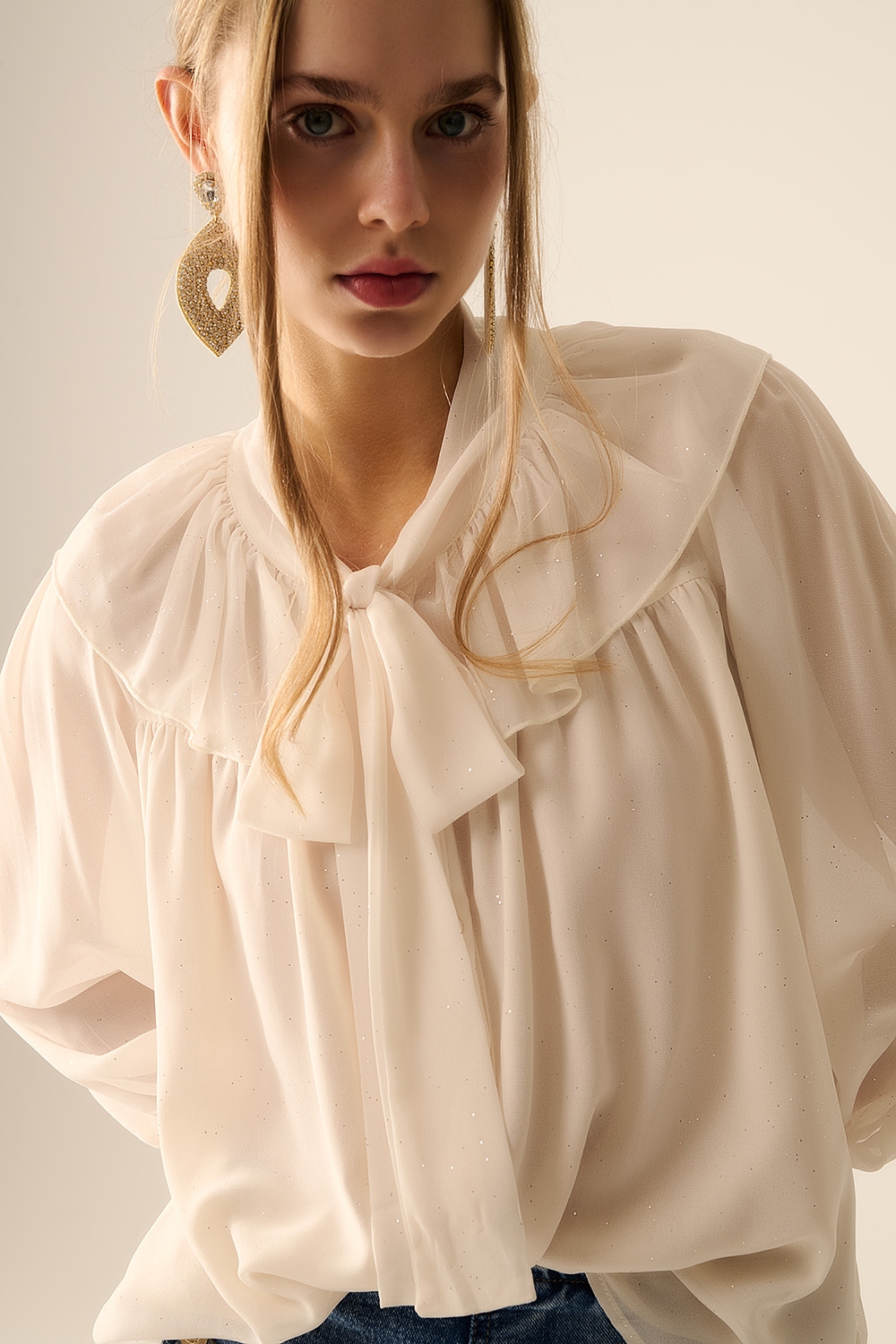 Camisa de gasa beige con detalle de lazo