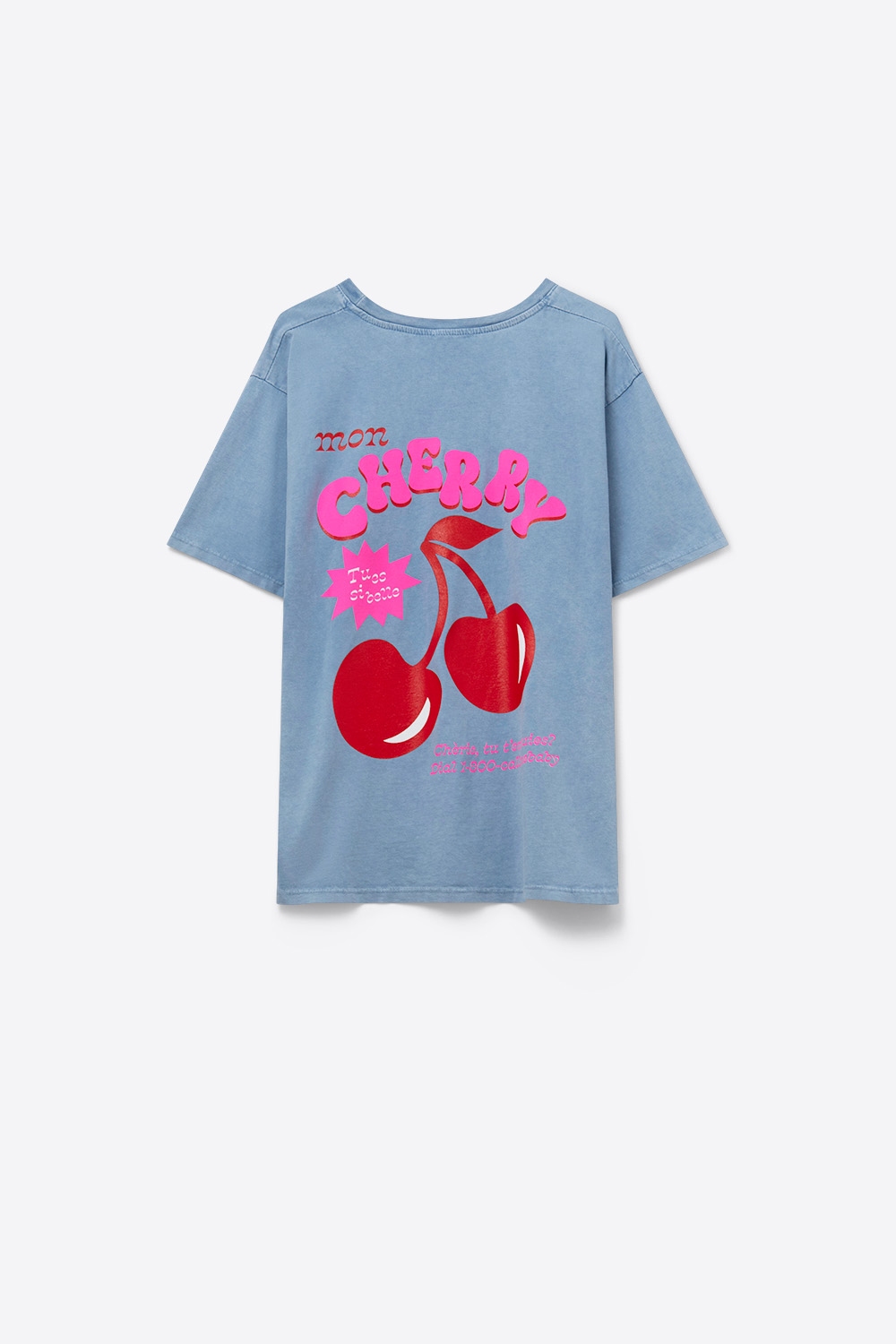 Camiseta azul con cereza en el logo y letras Camiseta azul con cereza en el logo y letras