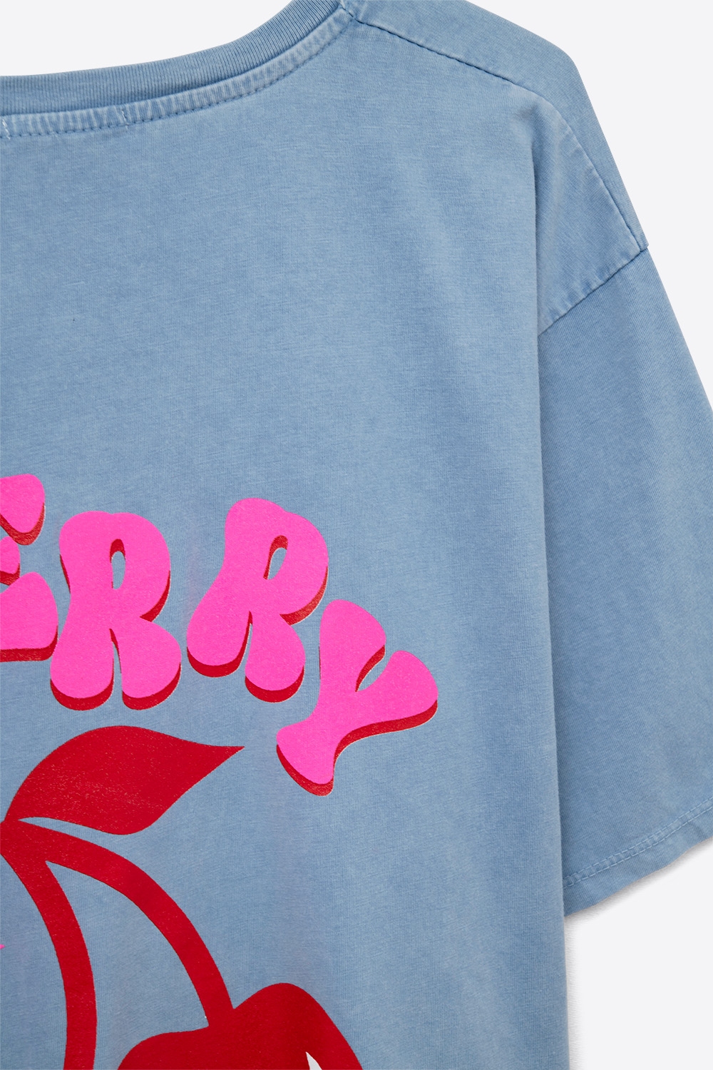 Camiseta azul con cereza en el logo y letras Camiseta azul con cereza en el logo y letras