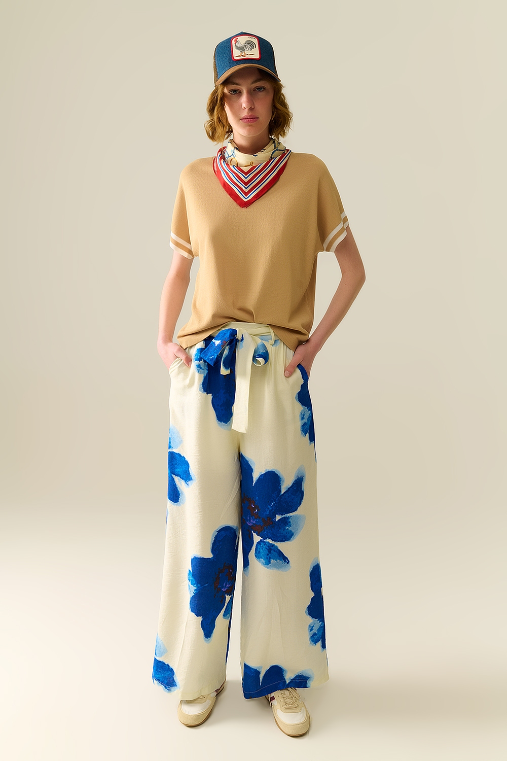 Su&eacute;ter en color camel con detalle de contraste blanco