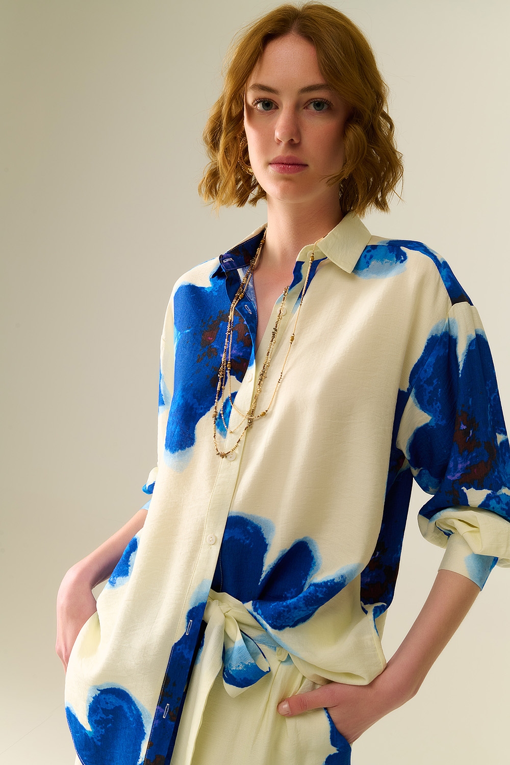 Camisa relajada en blanco con estampado de flores tropicales azules Camisa relajada en blanco con estampado de flores tropicales azules