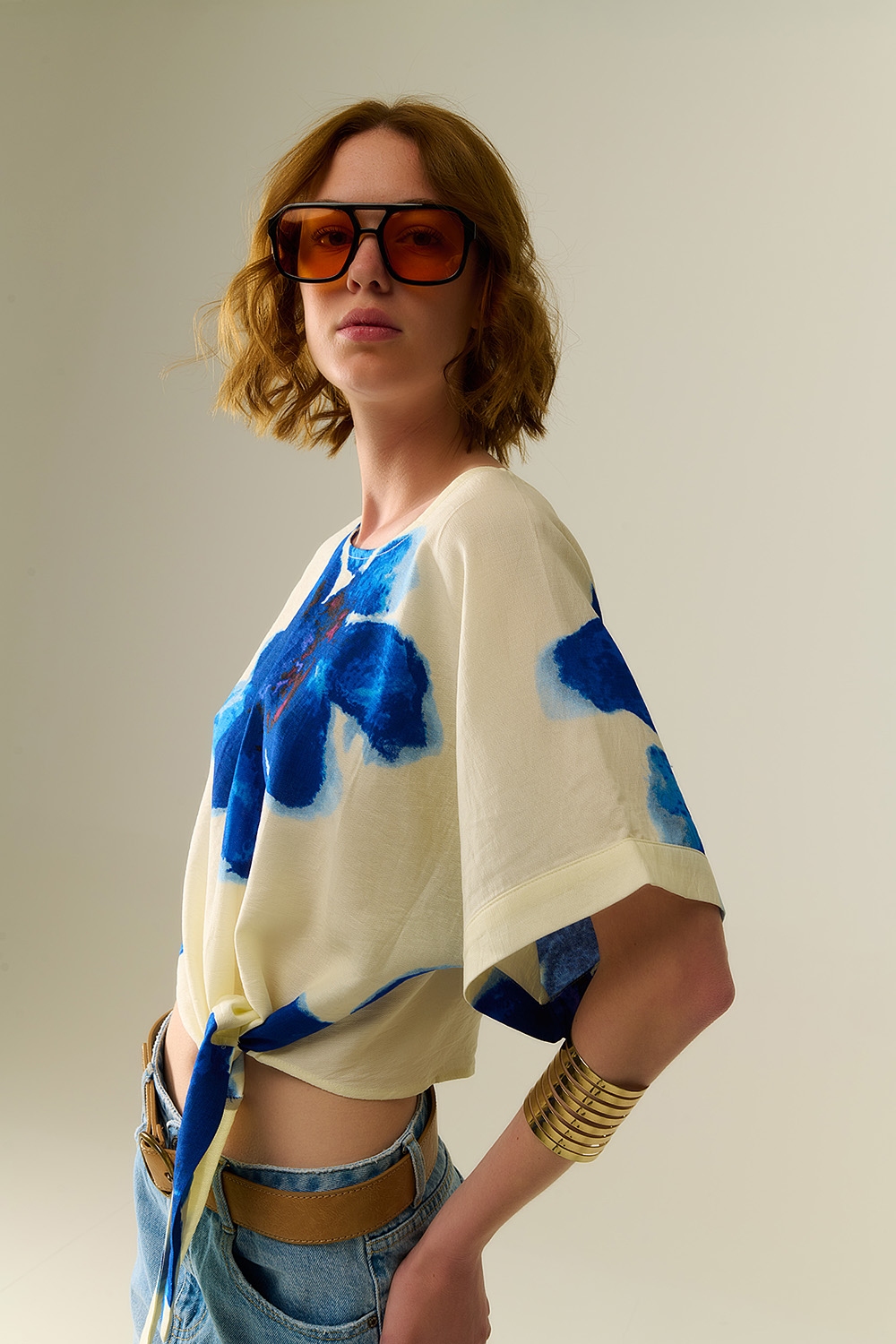 Blusa corta blanca con estampado floral tropical en azul Blusa corta blanca con estampado floral tropical en azul