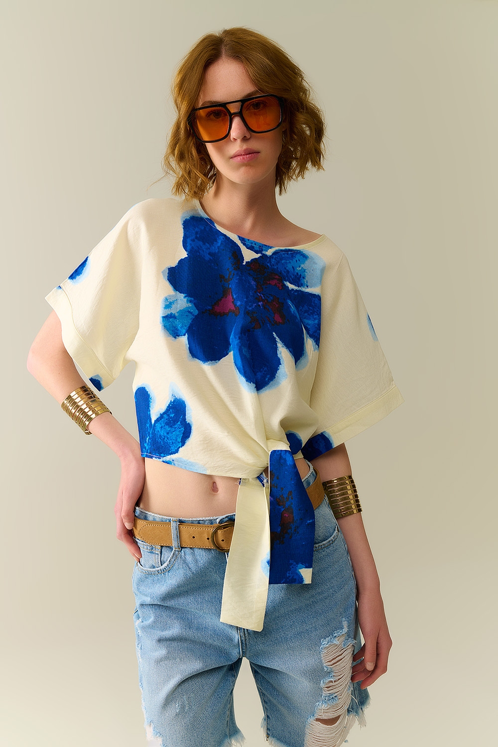 Blusa corta blanca con estampado floral tropical en azul Blusa corta blanca con estampado floral tropical en azul