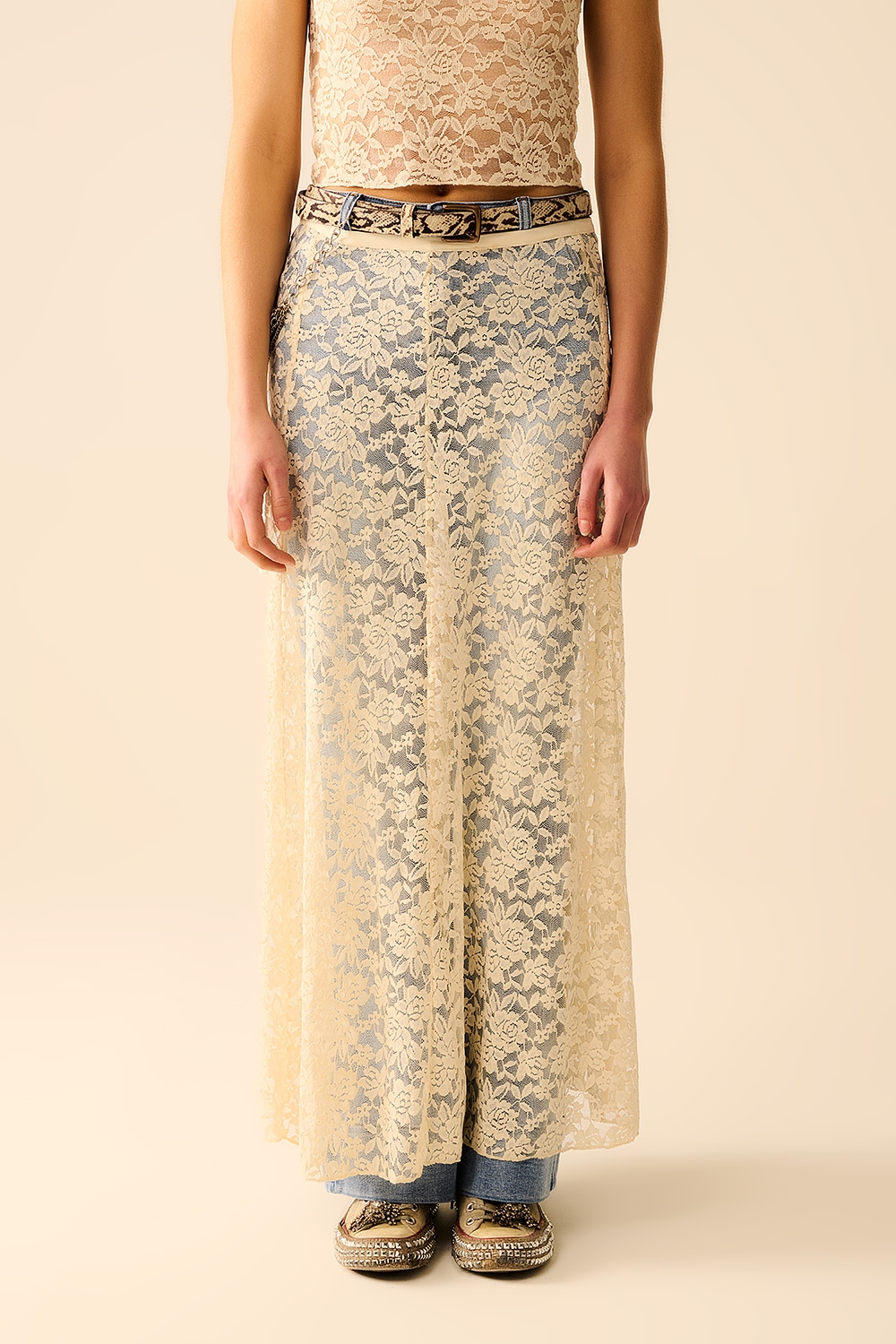 Falda maxi de encaje beige con diseño floral Falda maxi de encaje beige con diseño floral