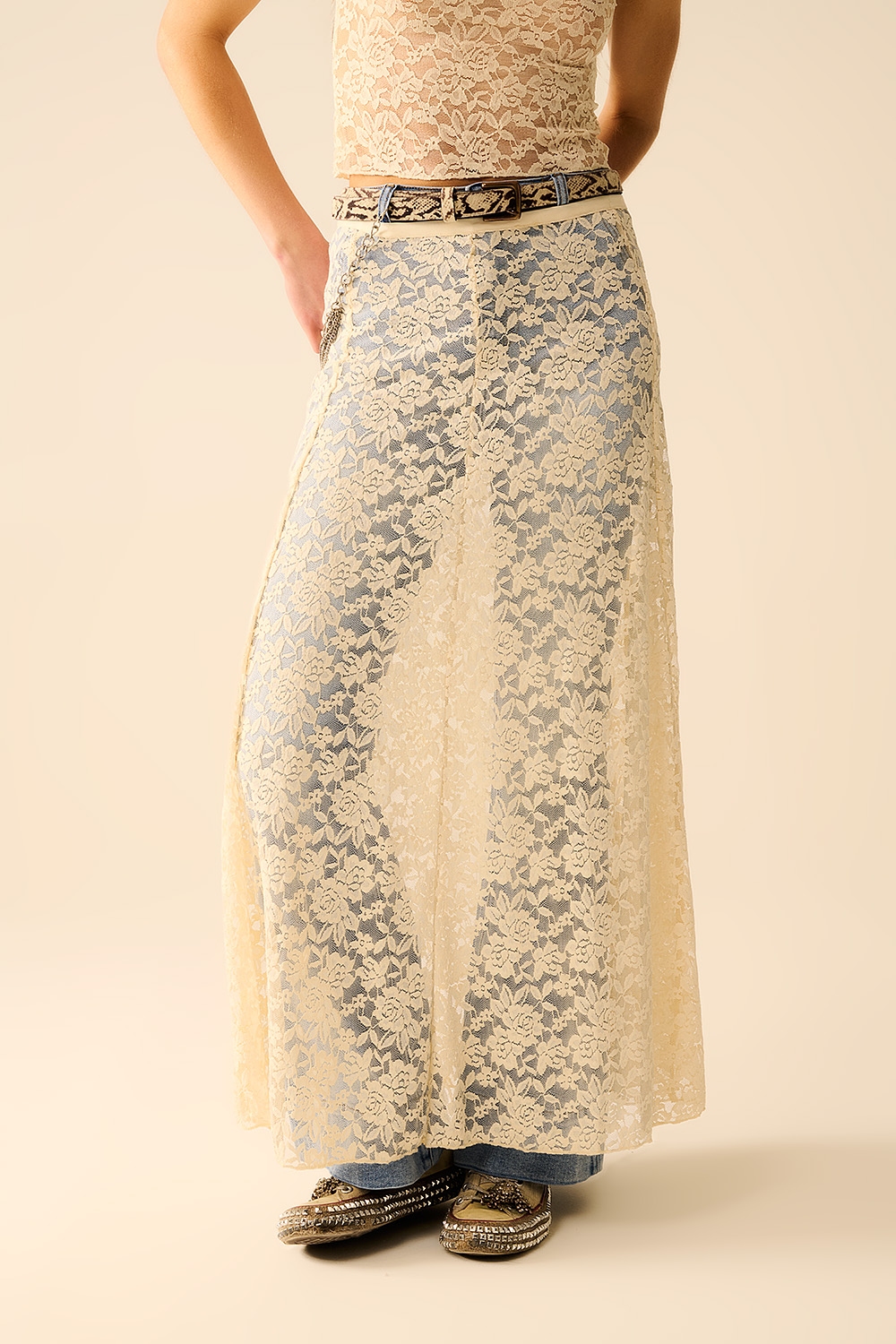 Falda maxi de encaje beige con diseño floral Falda maxi de encaje beige con diseño floral