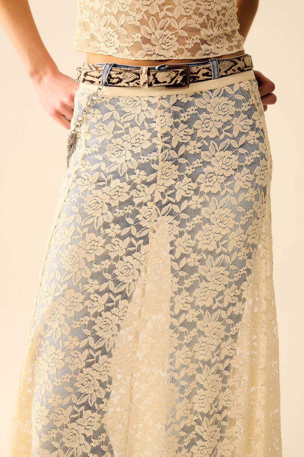 Falda maxi de encaje beige con diseño floral Falda maxi de encaje beige con diseño floral