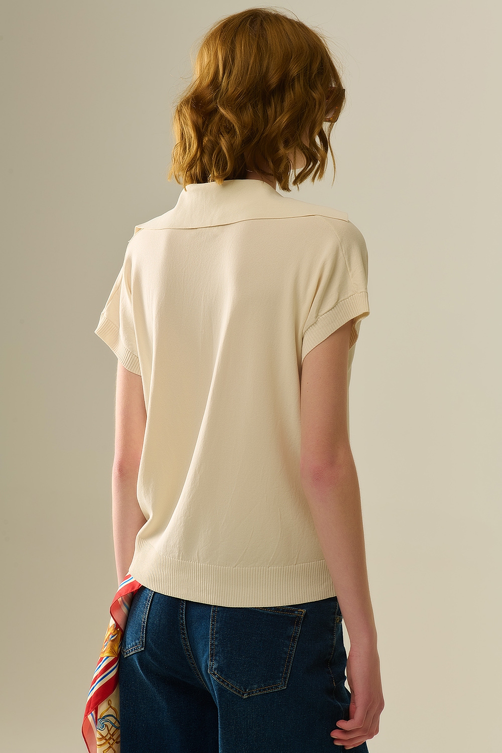 Polo de punto fino en beige con mangas cortas Polo de punto fino en beige con mangas cortas