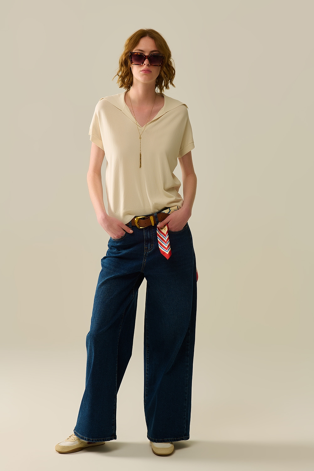 Polo de punto fino en beige con mangas cortas Polo de punto fino en beige con mangas cortas