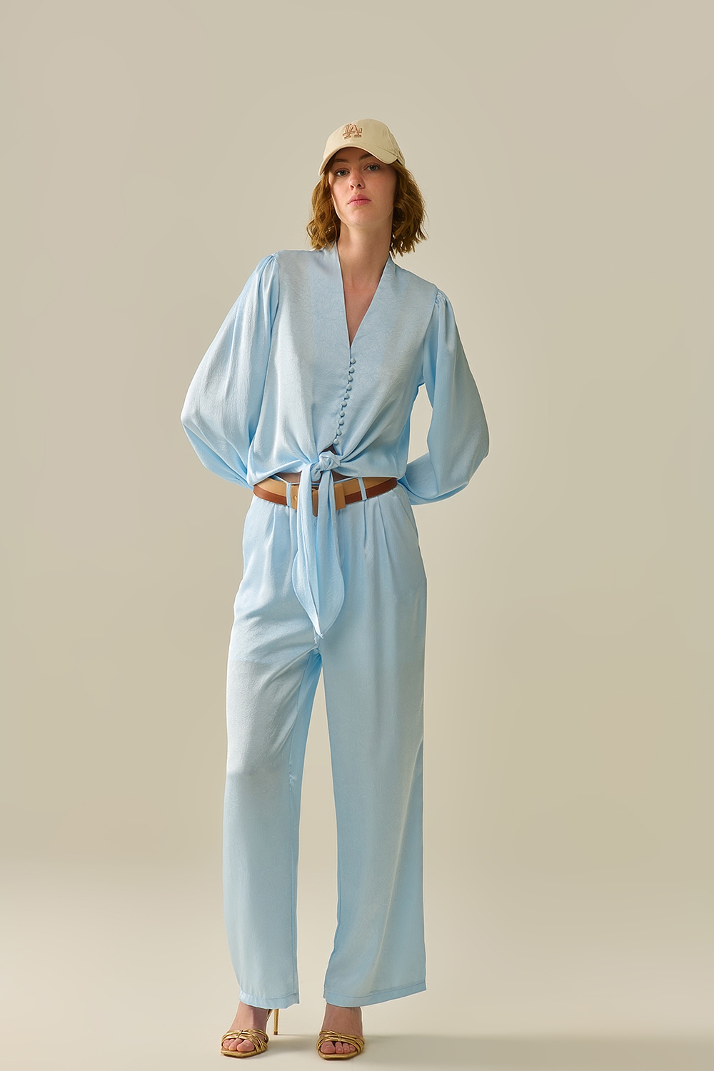 Camisa recortada abotonada en azul con nudo Camisa recortada abotonada en azul con nudo