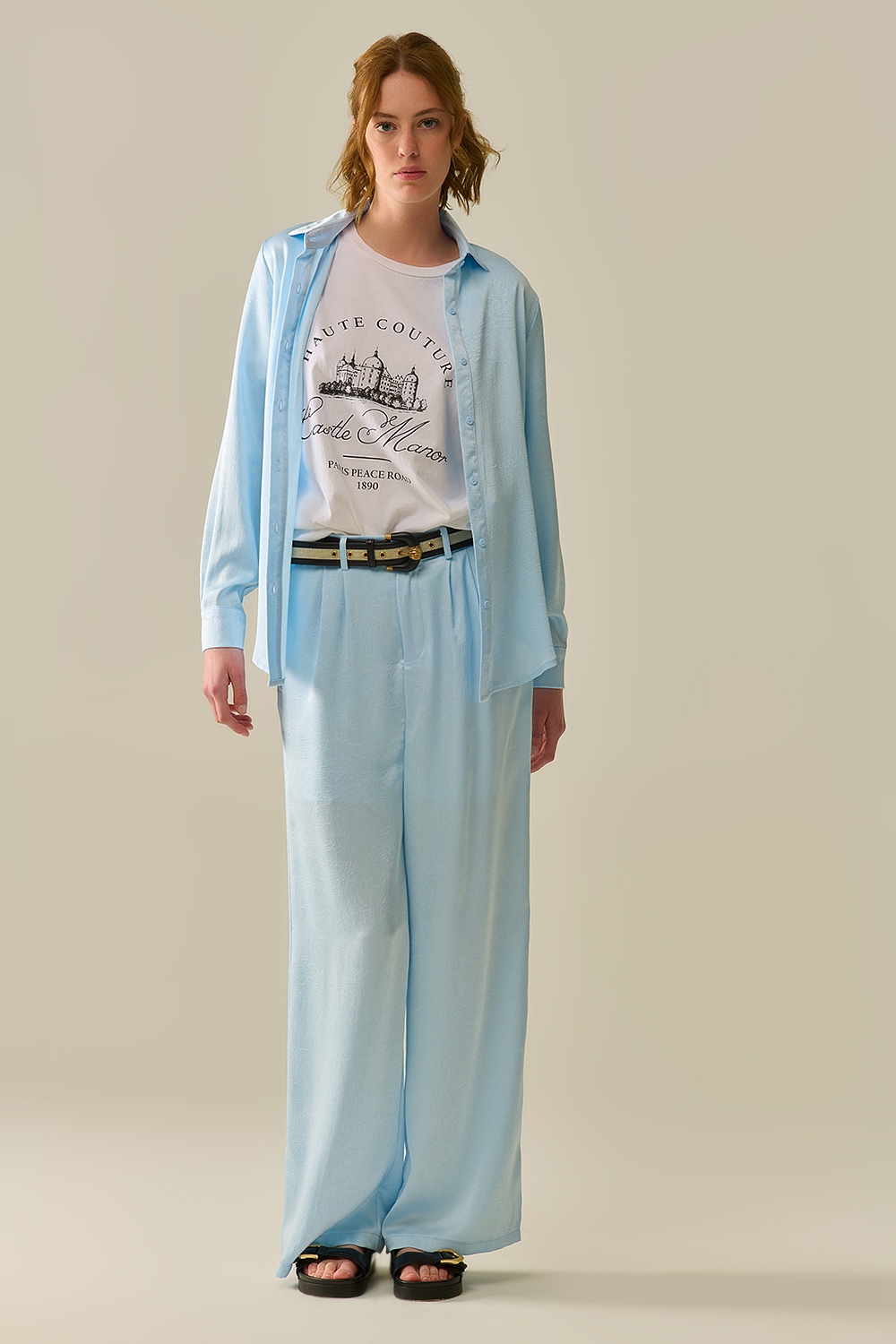 Pantalones de satén a medida con pierna ancha en azul bebé Pantalones de satén a medida con pierna ancha en azul bebé