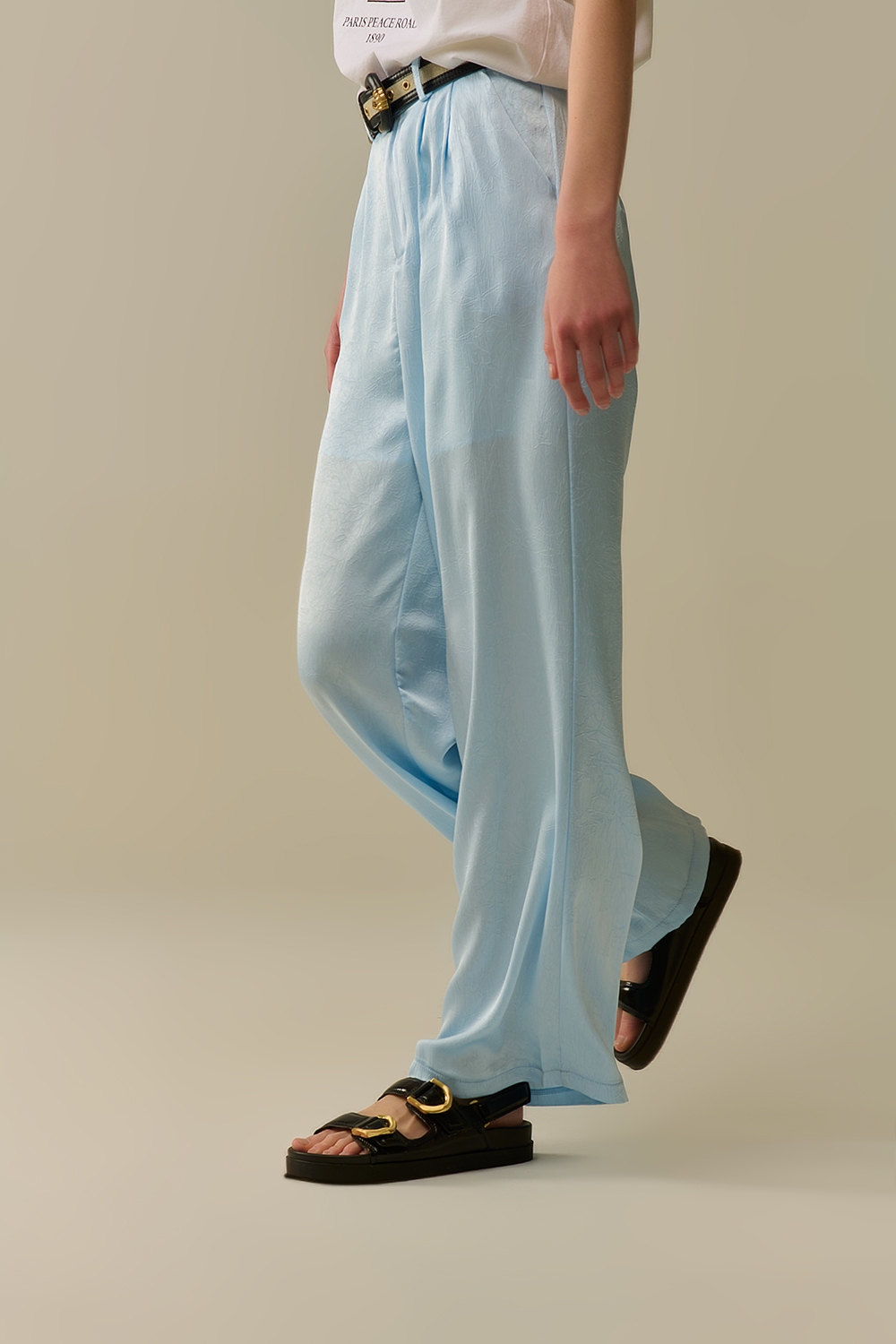 Pantalones de satén a medida con pierna ancha en azul bebé Pantalones de satén a medida con pierna ancha en azul bebé