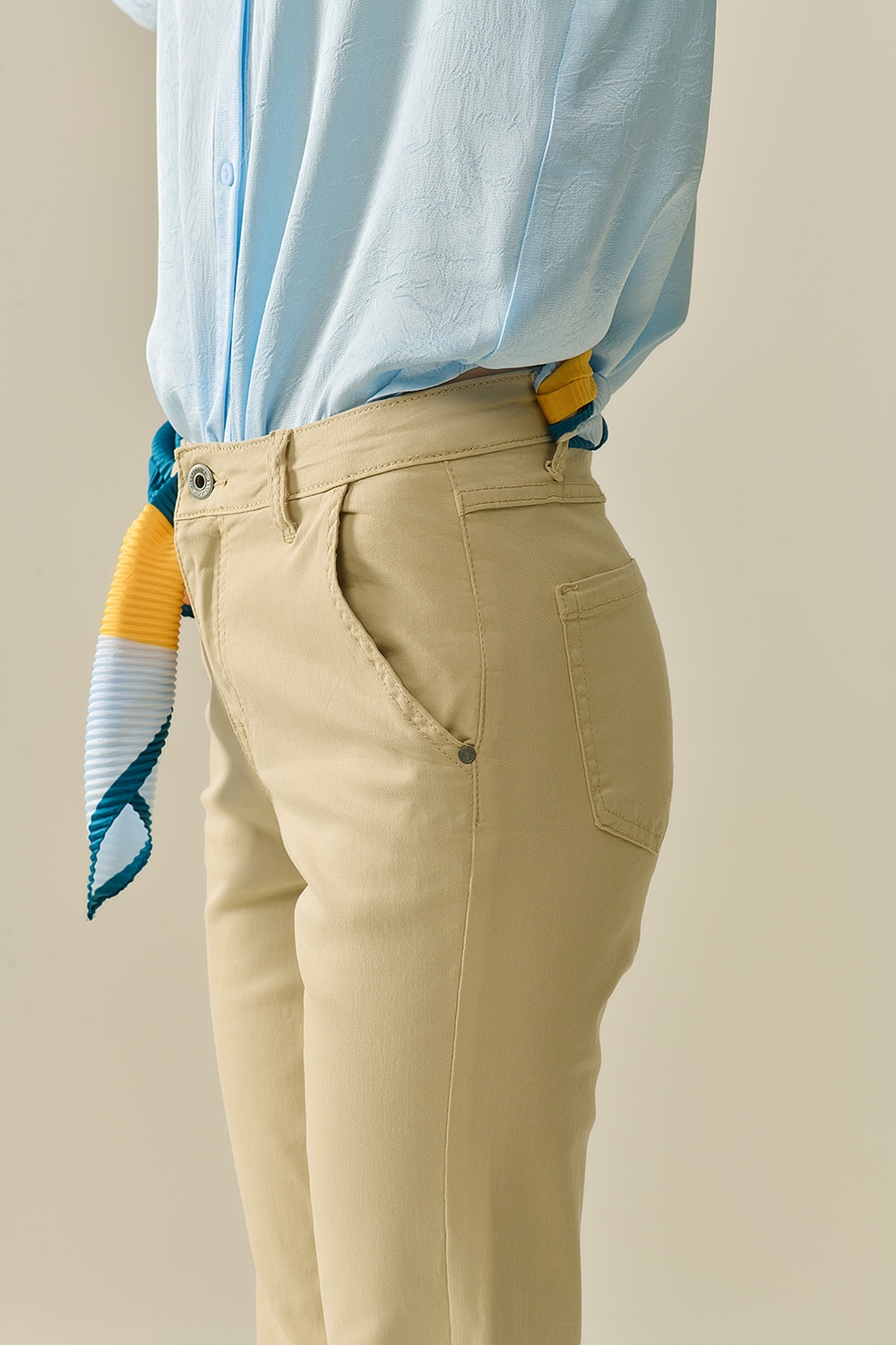 Pantalones Acampanados Beige Cómodos y Elásticos Pantalones Acampanados Beige Cómodos y Elásticos