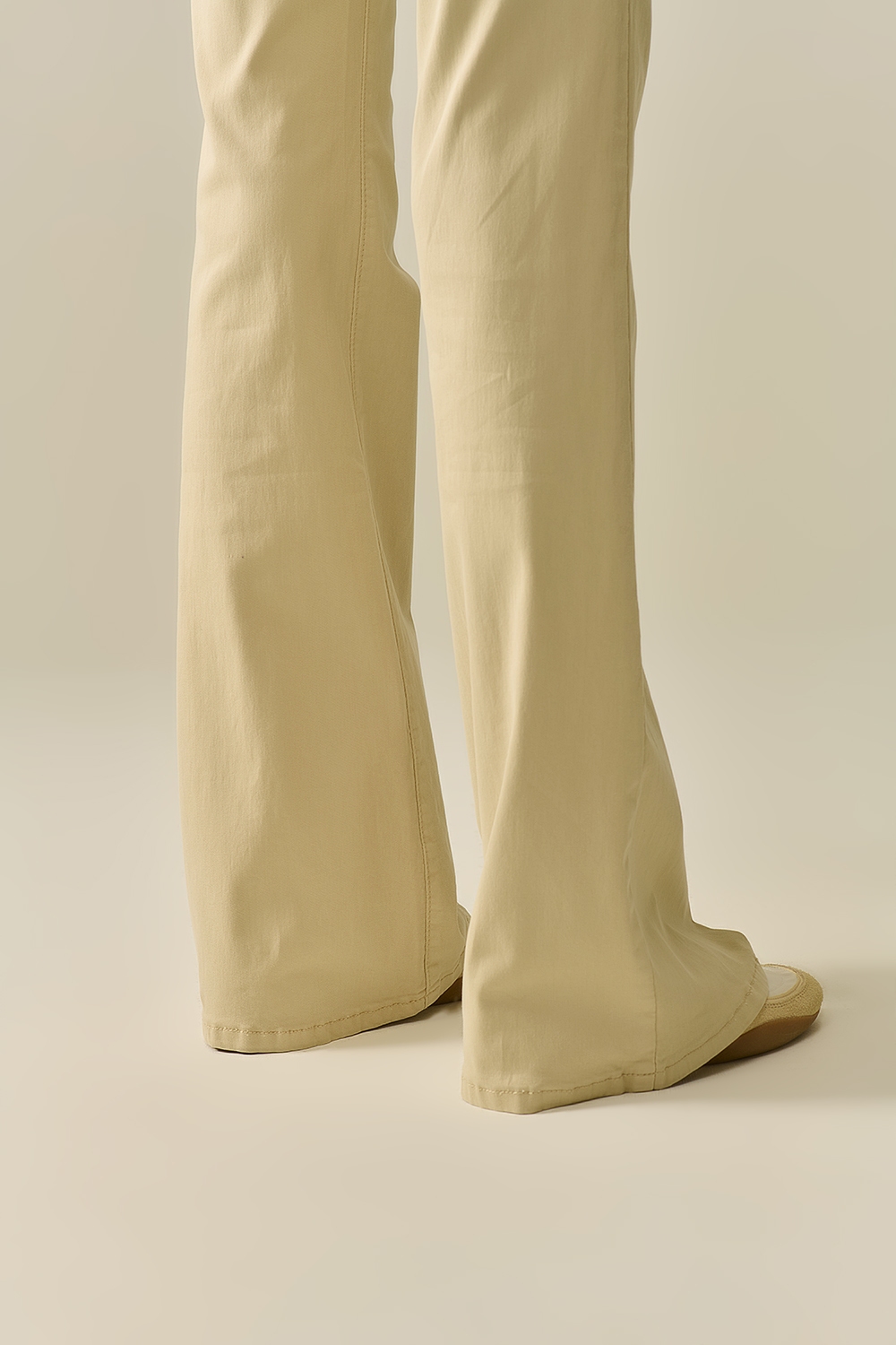 Pantalones Acampanados Beige Cómodos y Elásticos Pantalones Acampanados Beige Cómodos y Elásticos