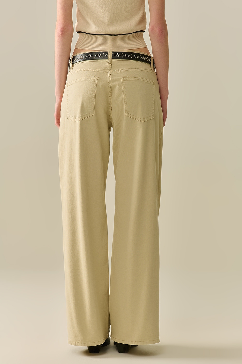 Pantalones beige de pierna ancha y corte recto Pantalones beige de pierna ancha y corte recto