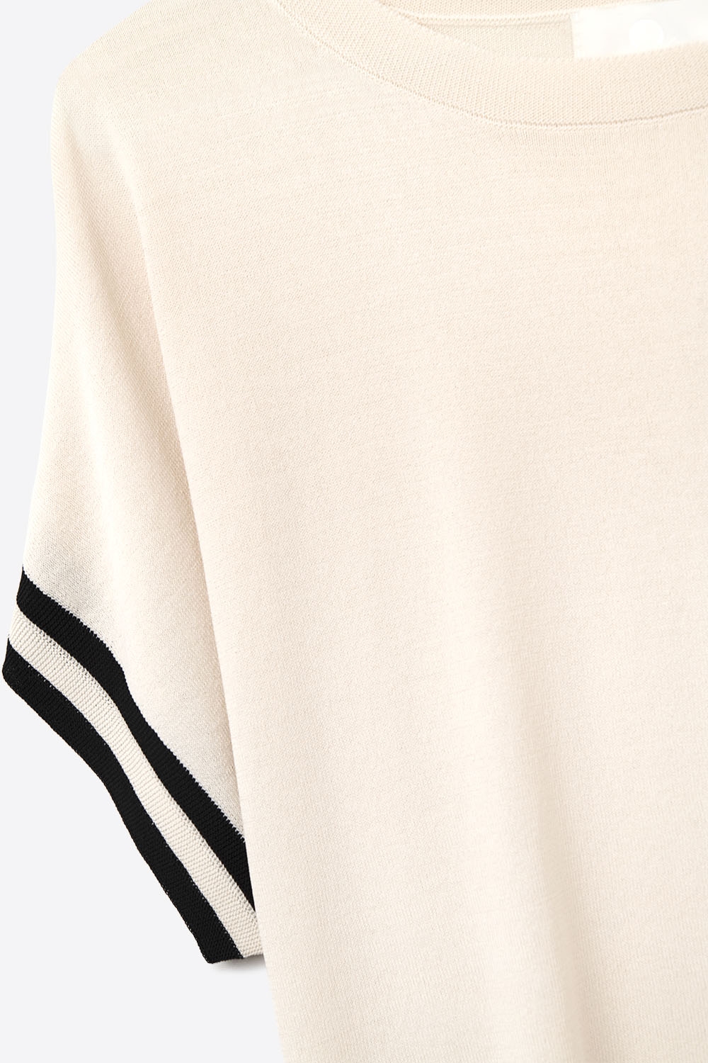 Su&eacute;ter relajado en beige con detalle de contraste negro