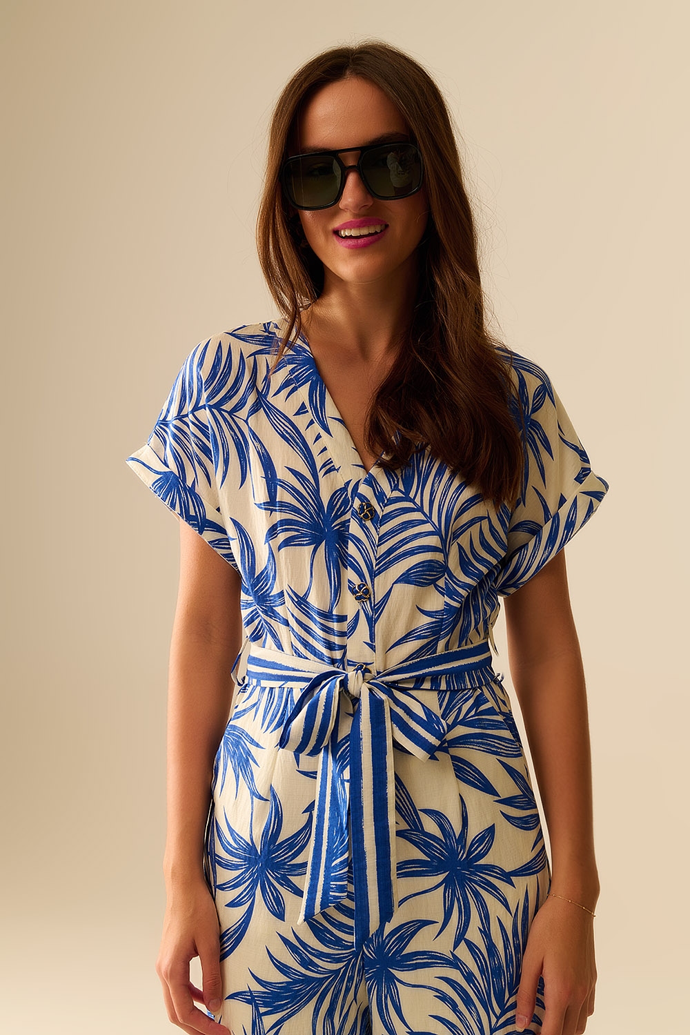 Mono de manga corta con motivo tropical en azul y blanco Mono de manga corta con motivo tropical en azul y blanco