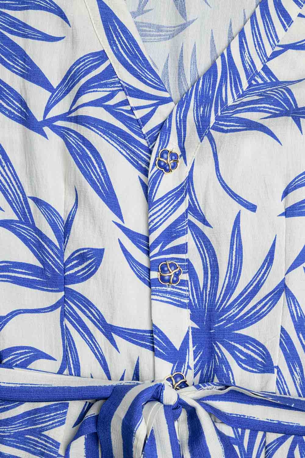 Mono de manga corta con motivo tropical en azul y blanco Mono de manga corta con motivo tropical en azul y blanco