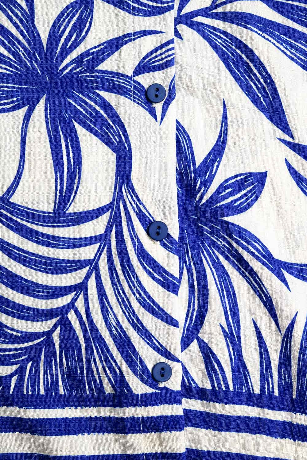 Blusa Relajada con Motivo Tropical en Azul y Blanco Blusa Relajada con Motivo Tropical en Azul y Blanco
