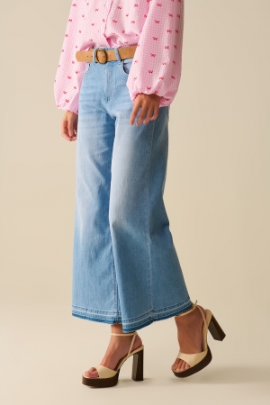 Jeans de pierna ancha hasta el tobillo con lavado claro