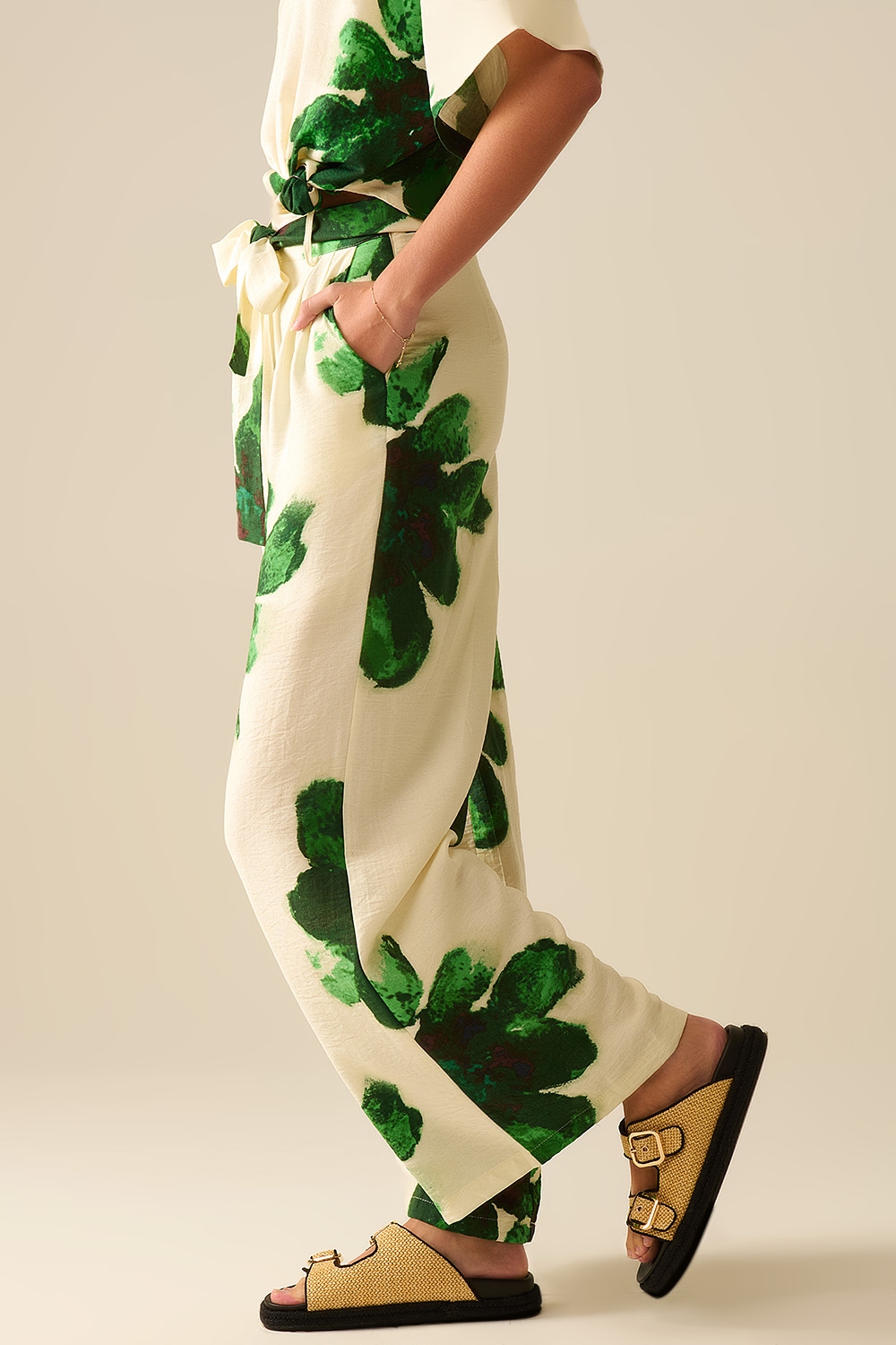 Pantalones Palazzo blancos con estampado de flores tropicales verdes y cinturón a juego Pantalones Palazzo blancos con estampado de flores tropicales verdes y cinturón a juego