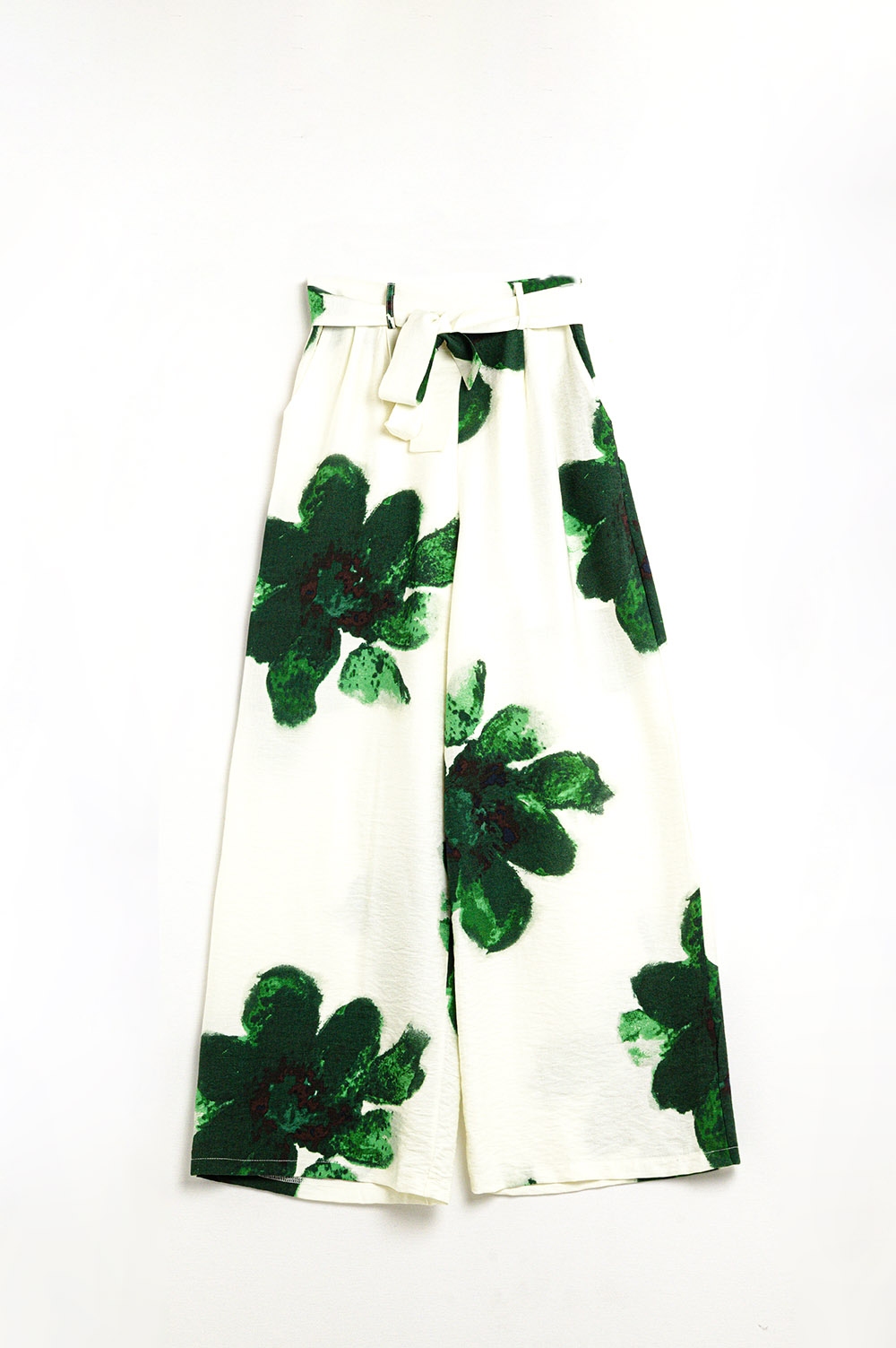 Pantalones Palazzo blancos con estampado de flores tropicales verdes y cinturón a juego Pantalones Palazzo blancos con estampado de flores tropicales verdes y cinturón a juego