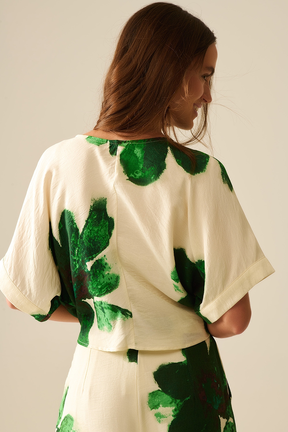 Blusa Recortada con Estampado Floral en Verde Atada a la Cintura Blusa Recortada con Estampado Floral en Verde Atada a la Cintura