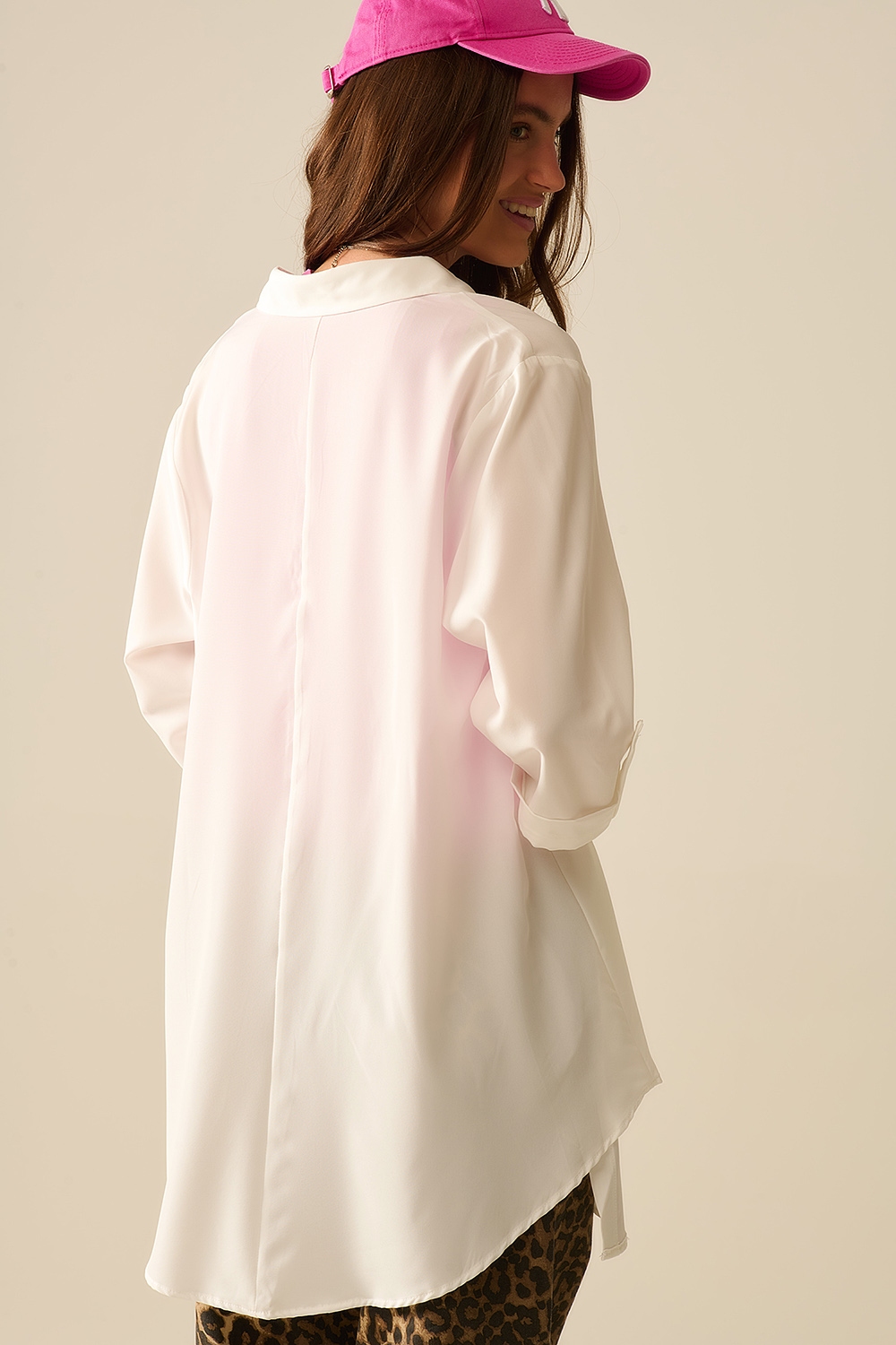 Camisa hecha de tela muy suave y ligera en blanco