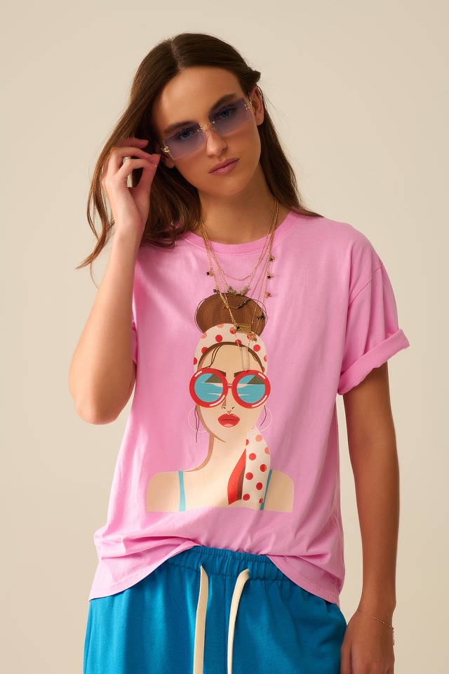 Camiseta rosa hecha en Italia con un gr&aacute;fico vintage de una ni&ntilde;a.