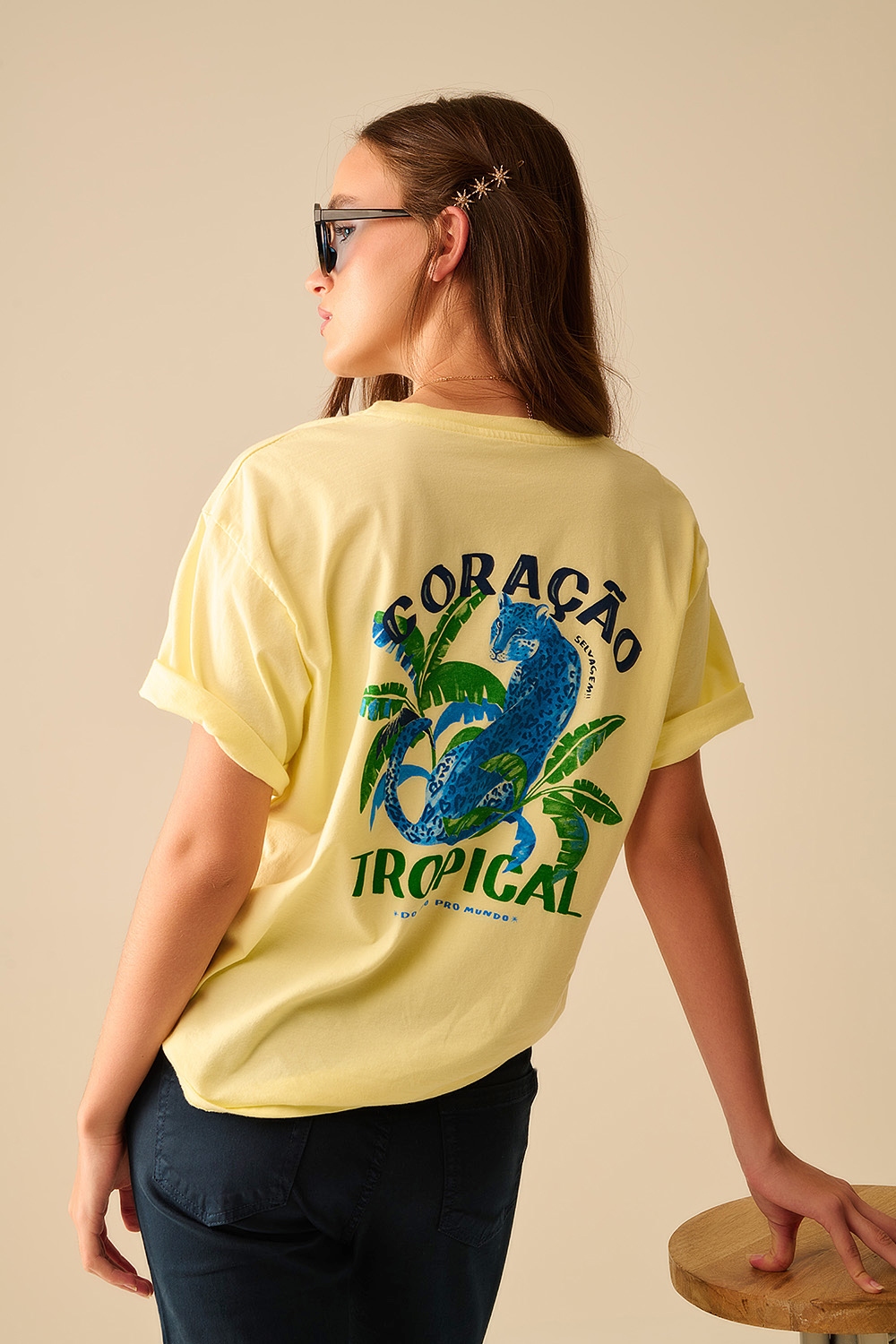 Camiseta amarilla hecha en Italia con estampado gr&aacute;fico tropical
