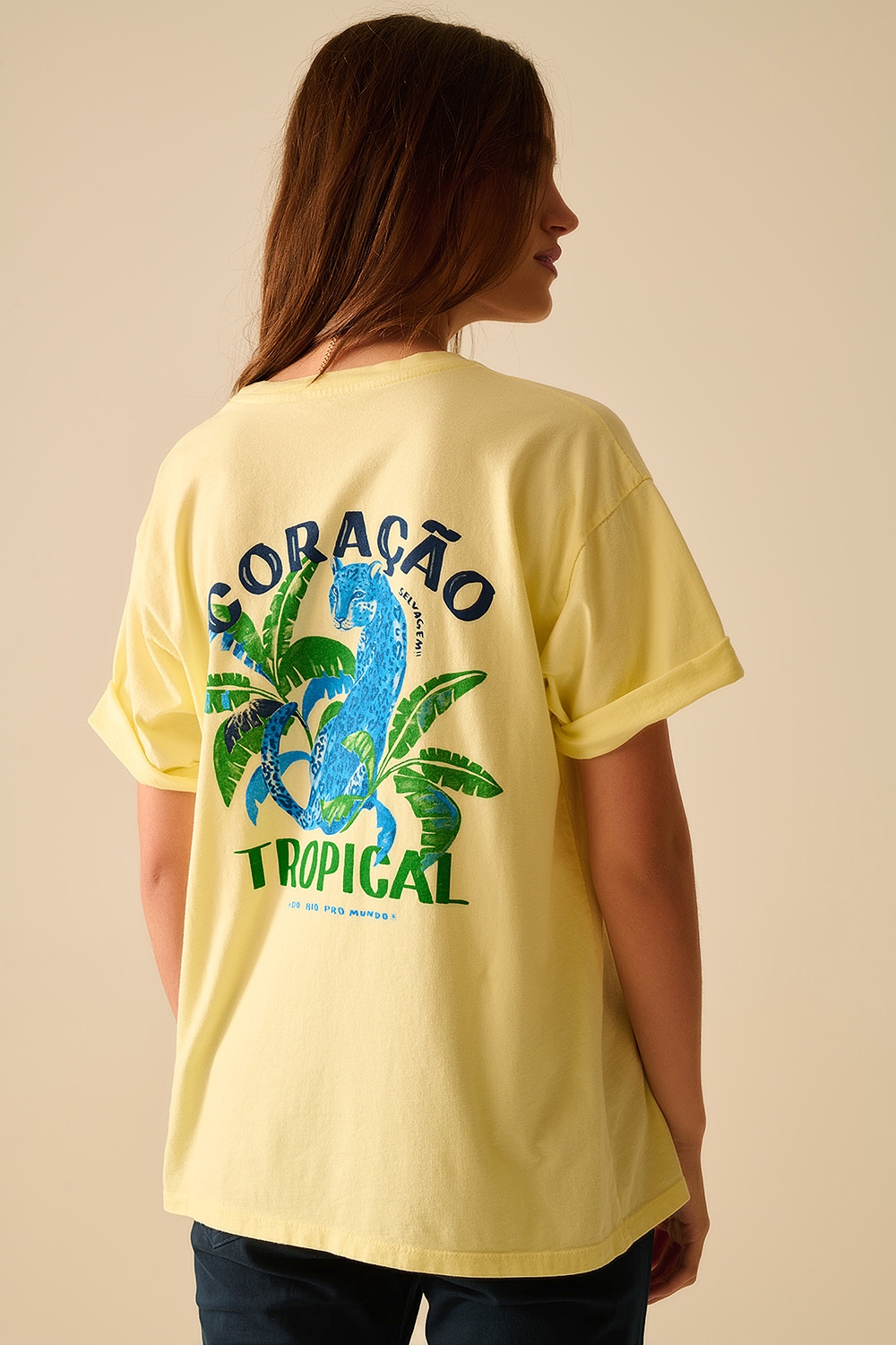 Camiseta amarilla hecha en Italia con estampado gr&aacute;fico tropical