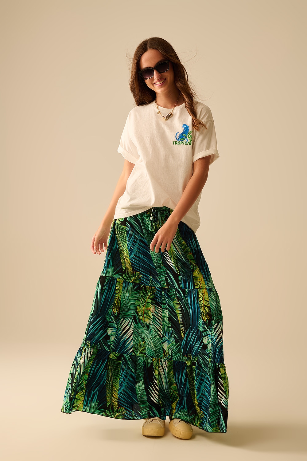 Camiseta blanca hecha en Italia con estampado gr&aacute;fico tropical