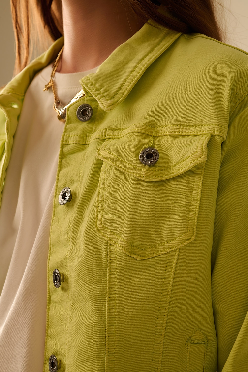 Chaqueta b&aacute;sica vaquera el&aacute;stica con bolsillos en color lima