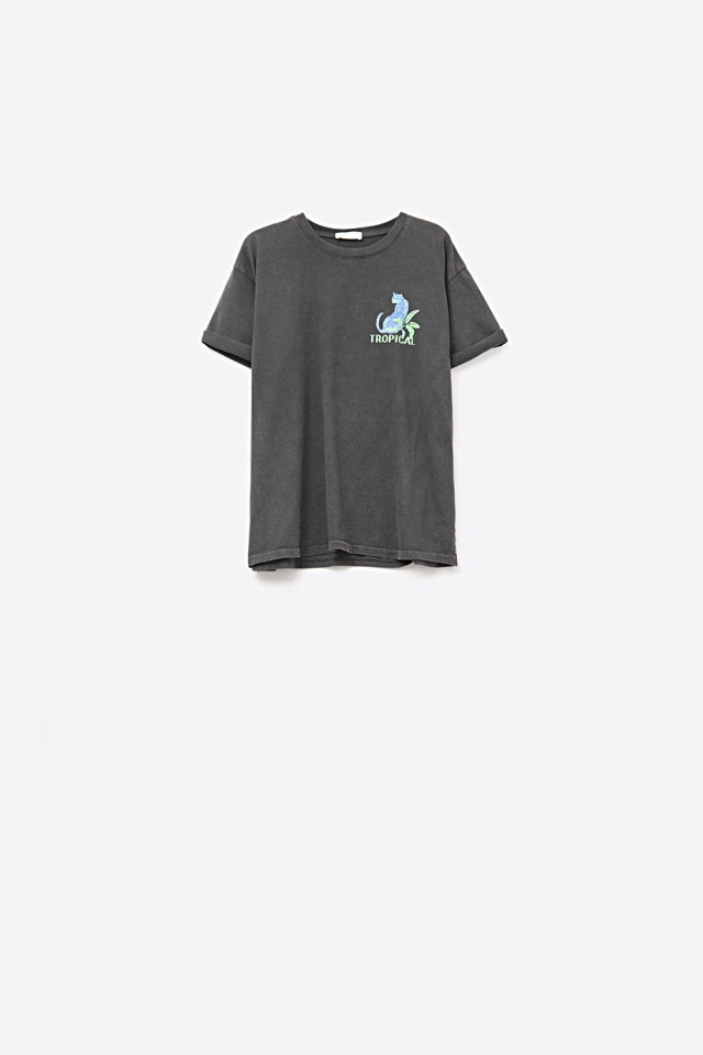 Camiseta negra hecha en Italia con estampado gr&aacute;fico tropical