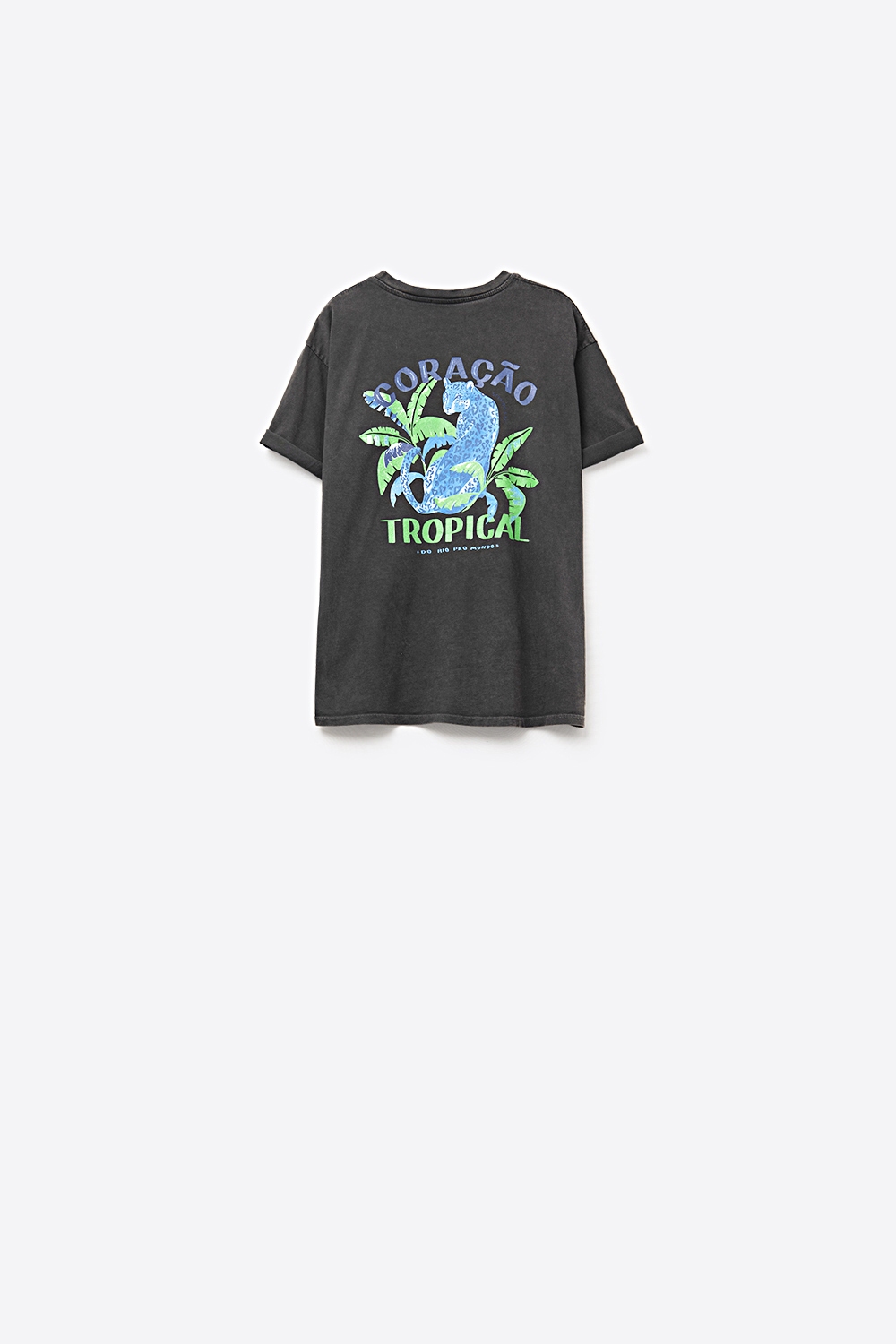 Camiseta negra hecha en Italia con estampado gr&aacute;fico tropical
