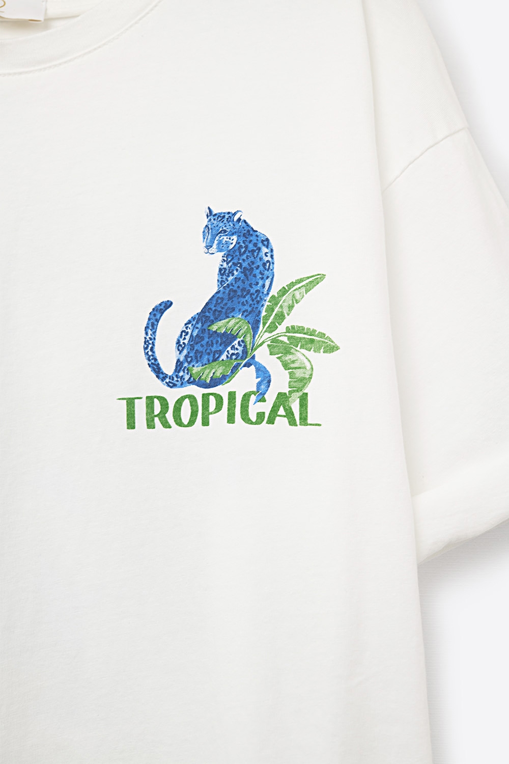 Camiseta blanca hecha en Italia con estampado gr&aacute;fico tropical