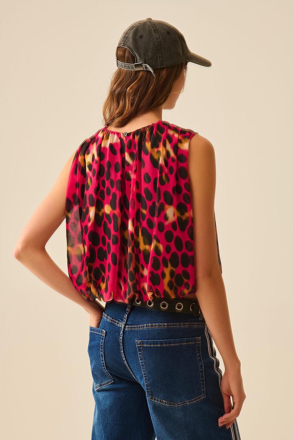 Top plisado con estampado animal en rojo y negro