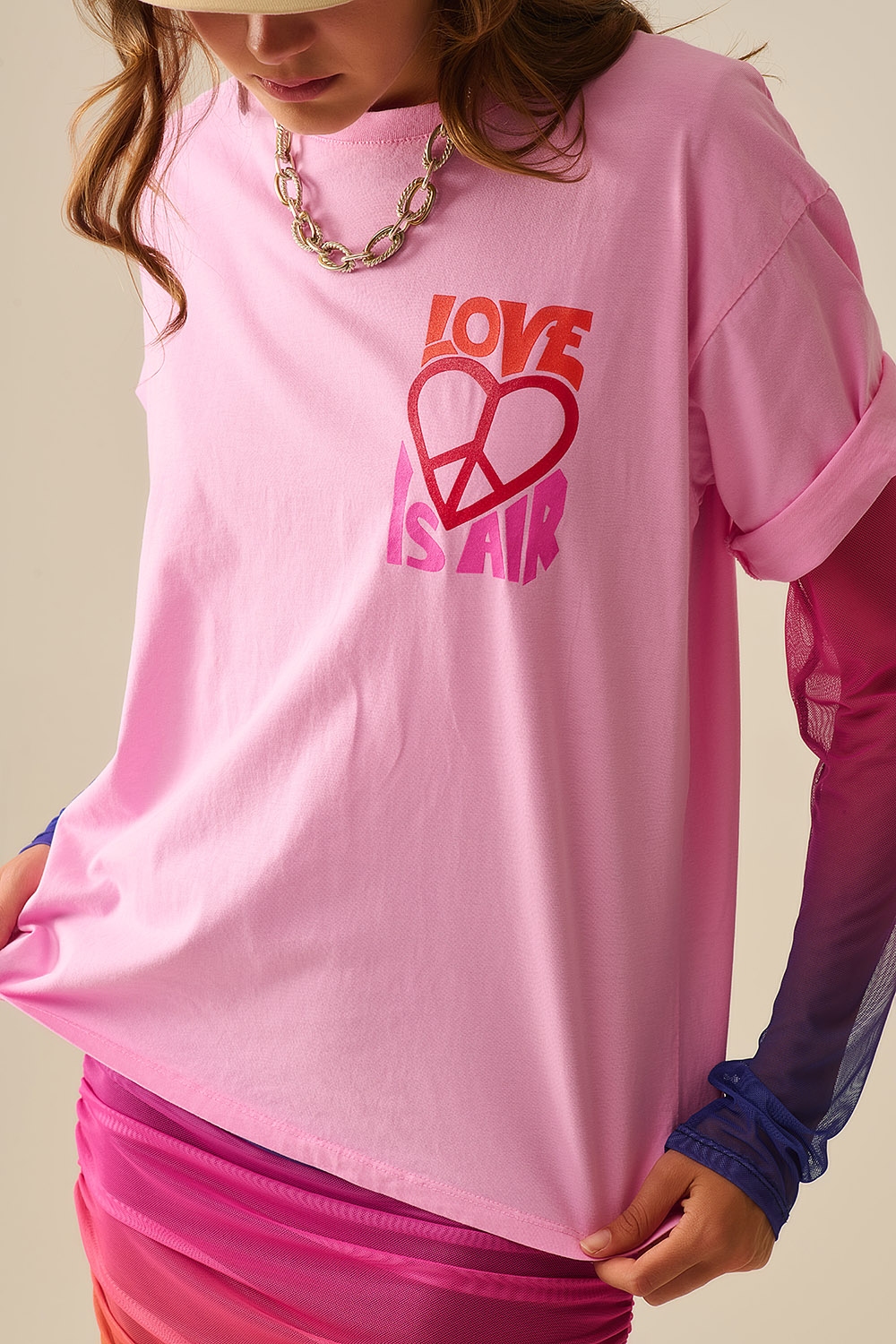 Camiseta rosa con el logotipo Love is Air y Coraz&oacute;n con Paz