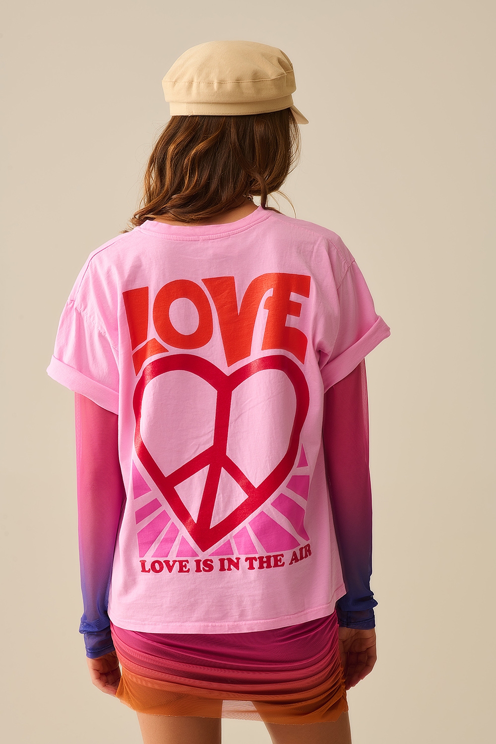 Camiseta rosa con el logotipo Love is Air y Coraz&oacute;n con Paz