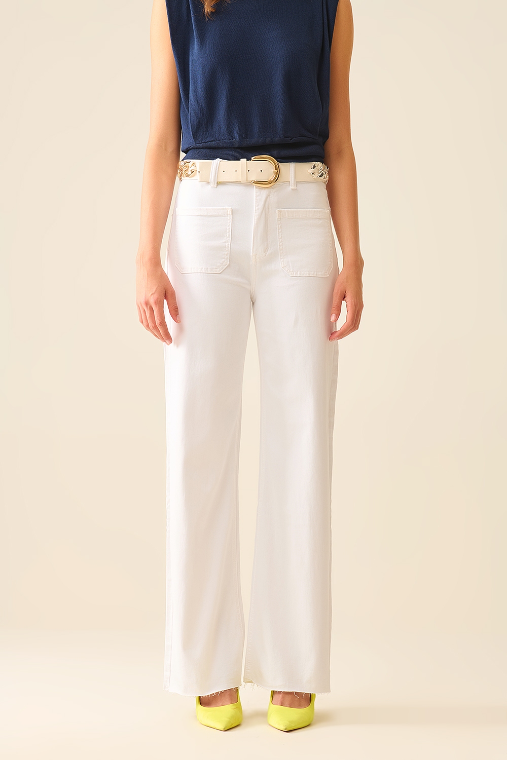 Pantalones blancos rectos con bolsillos delanteros